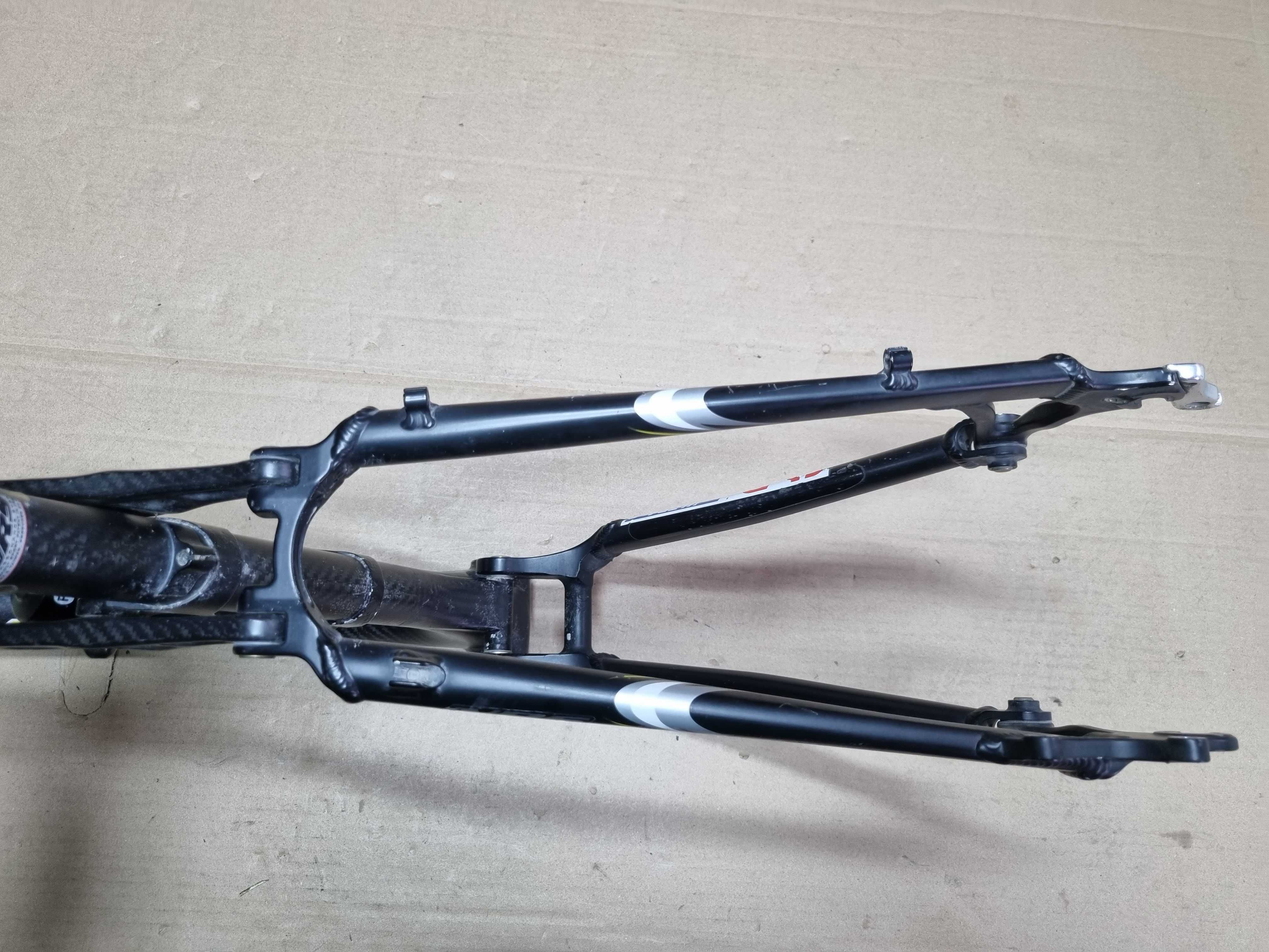Rama typu full Giant NRS Carbon, pod 26