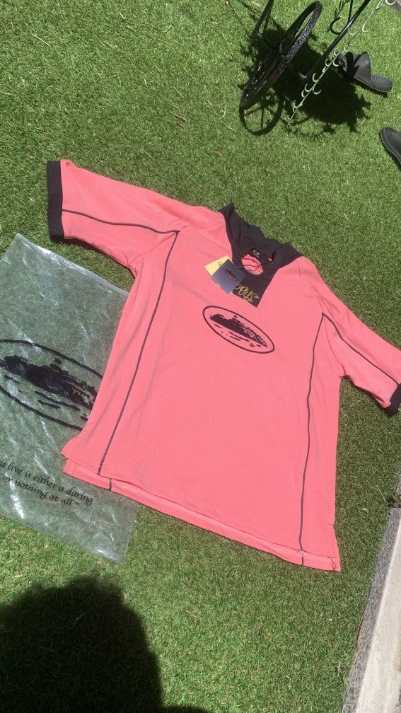 Polo Corteiz Rosa e Preto.
