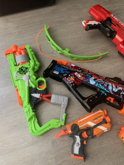 Varias armas de brincar Nerf