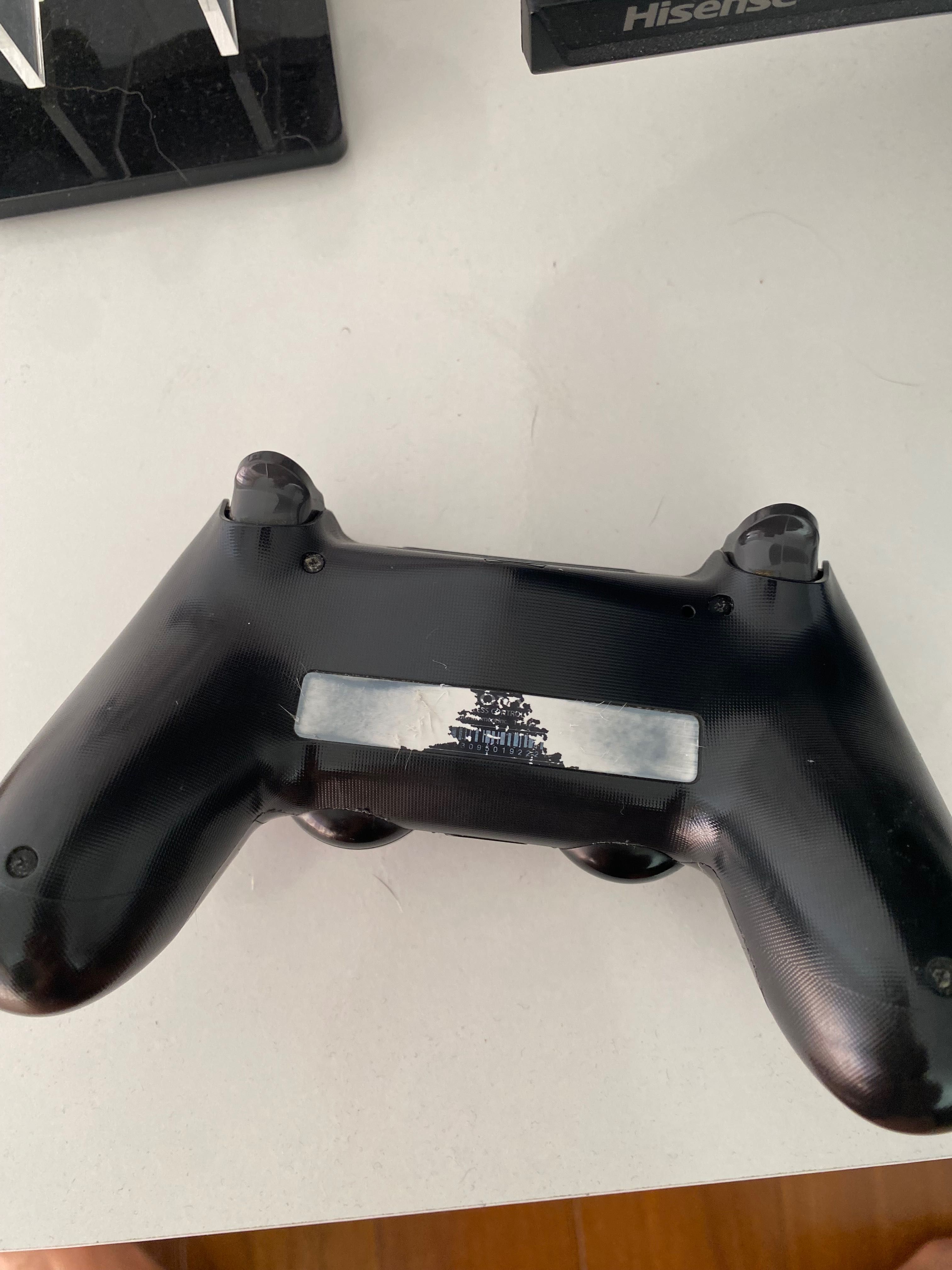 PS4 com dois controles