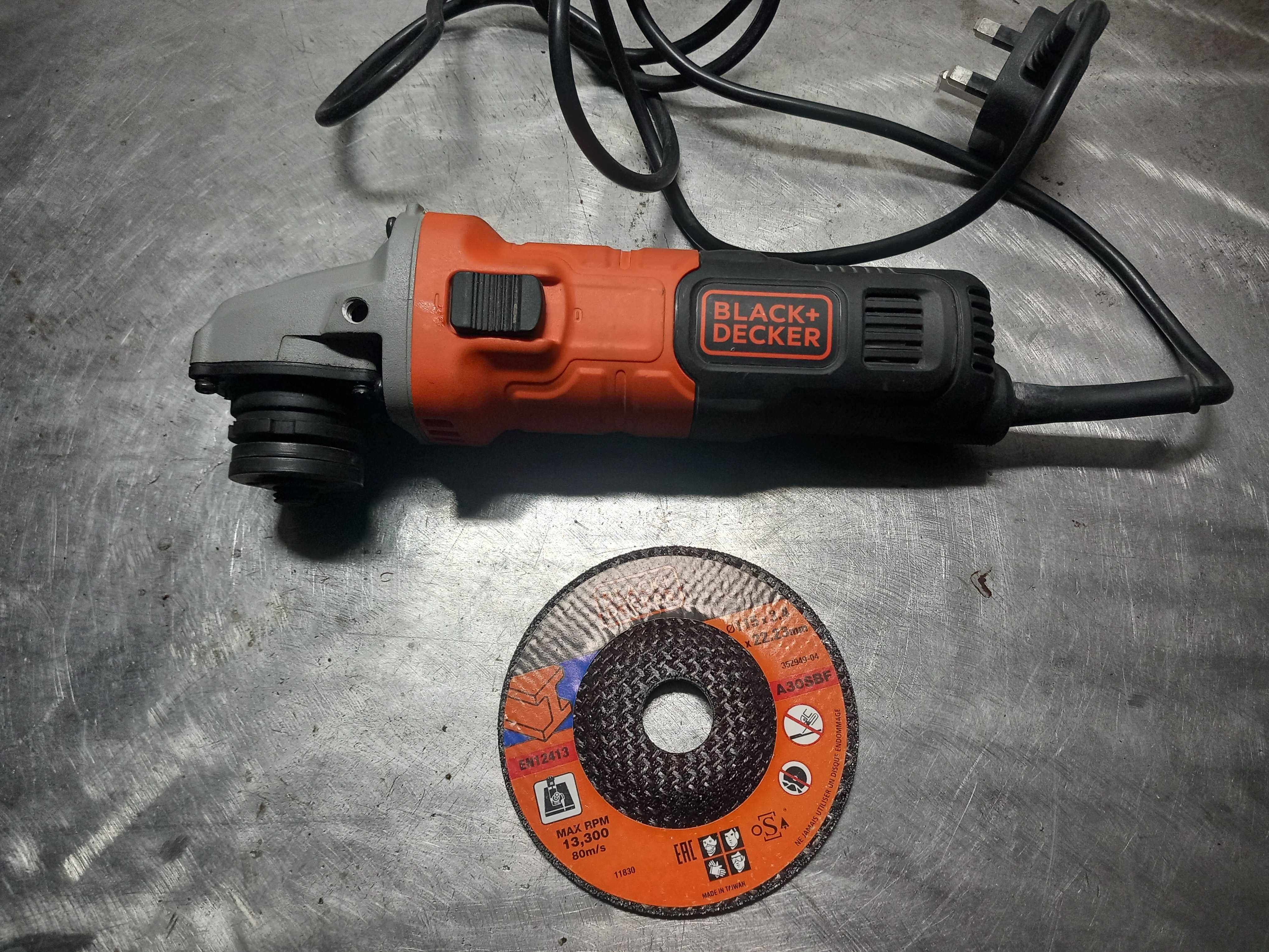 Szlifierka kątowa Black & Decker 710 Wat + tarcza