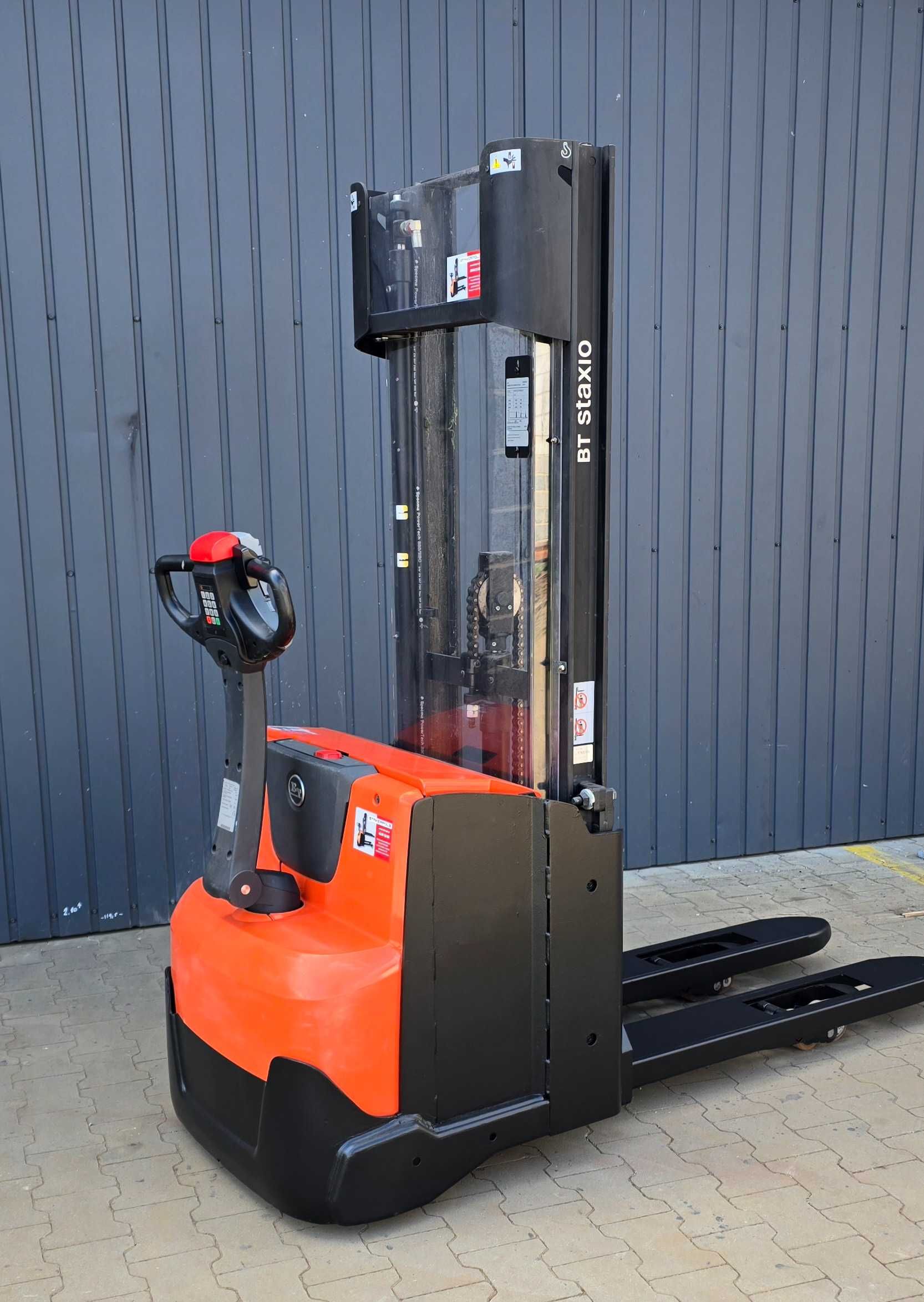 Paletowy wózek elektryczny Toyota  BT Swe 120L 2.9m wolny skok 1073mth