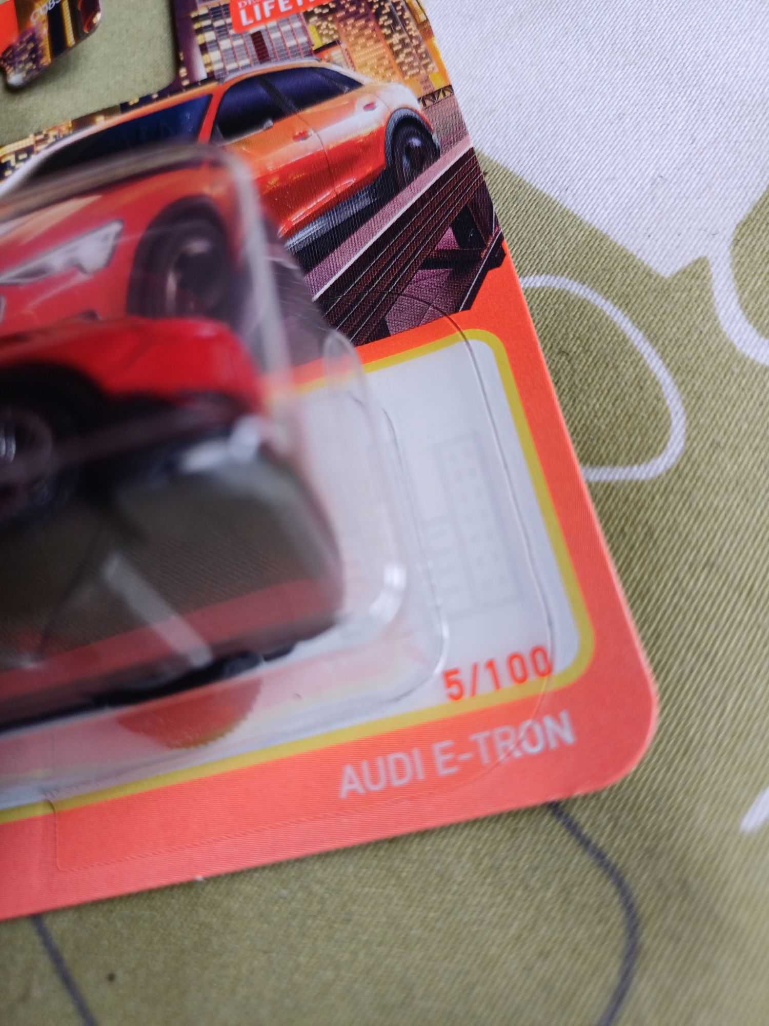 Matchbox Audi E-Tron czerwony