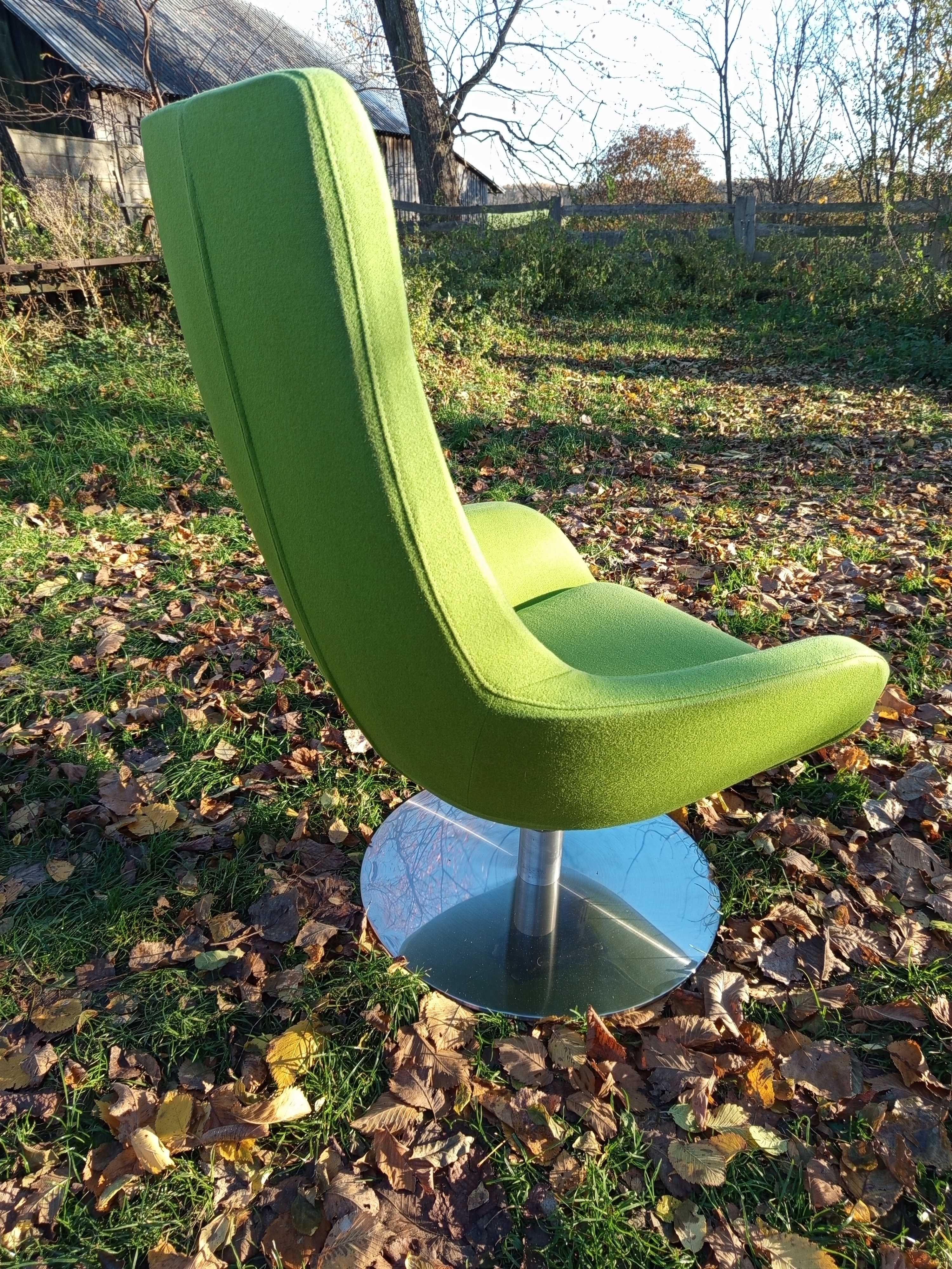 Fotel zielony z podnóżkiem ufo space age design do hotelu pensjonatu