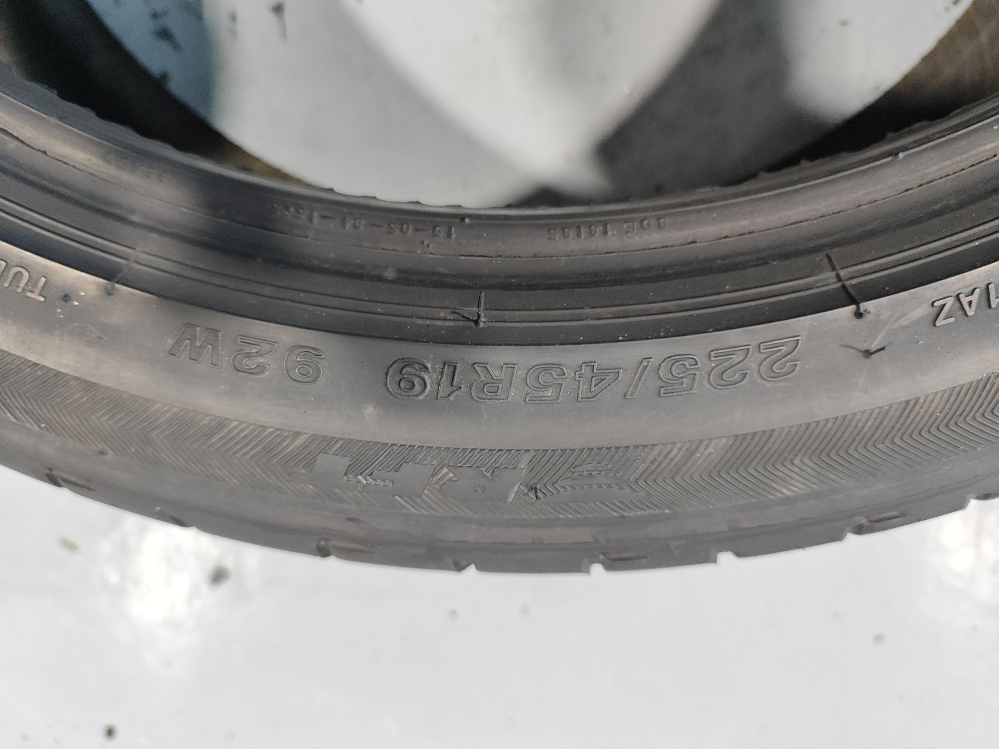 2 pneus semi novos 225-45R19 Bridgestone - Oferta da entrega - 150 EUR