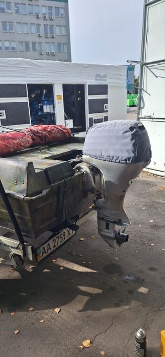 Лодка  КРИМ з лафетом в дуже гарному стані !
