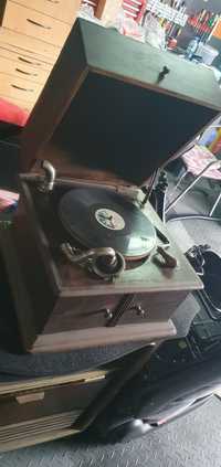 Stary zabytkowy gramofon