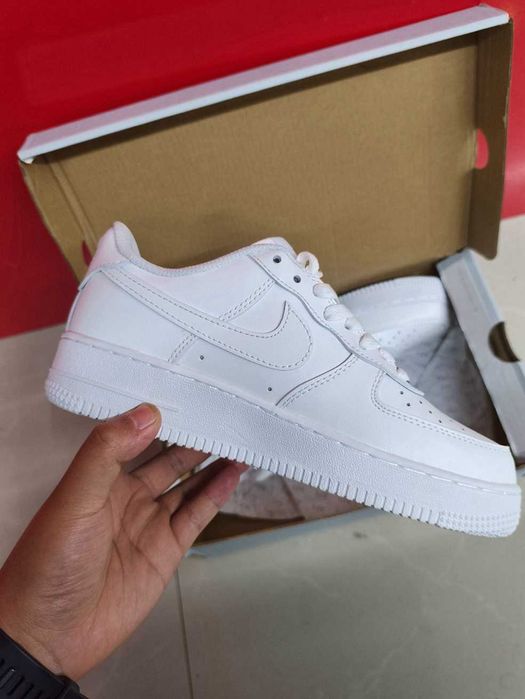 Damskie białe trampki Nike, rozmiar 43