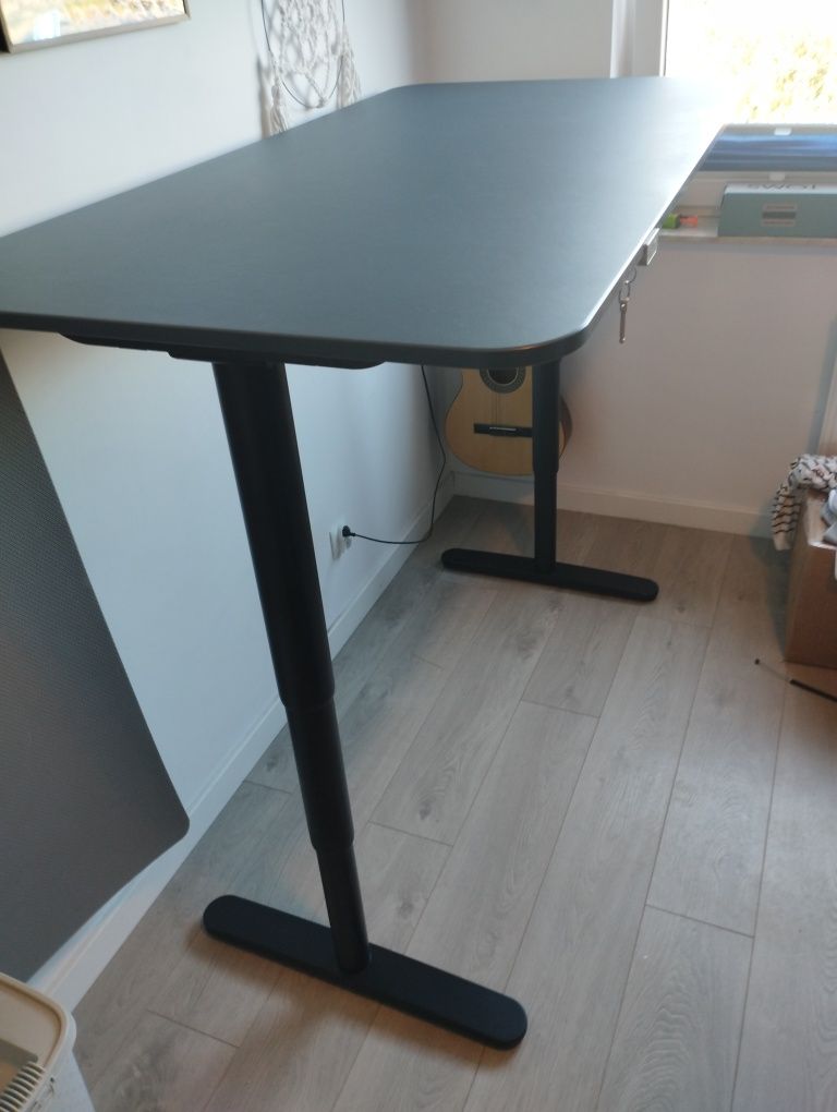 Biurko Sit Stand IKEA Bekant 160x80 niebieskie elektrycznie regulowane