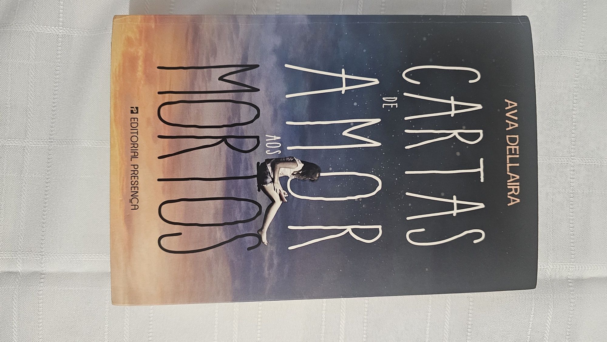 Livro Carta de amor aos mortos
