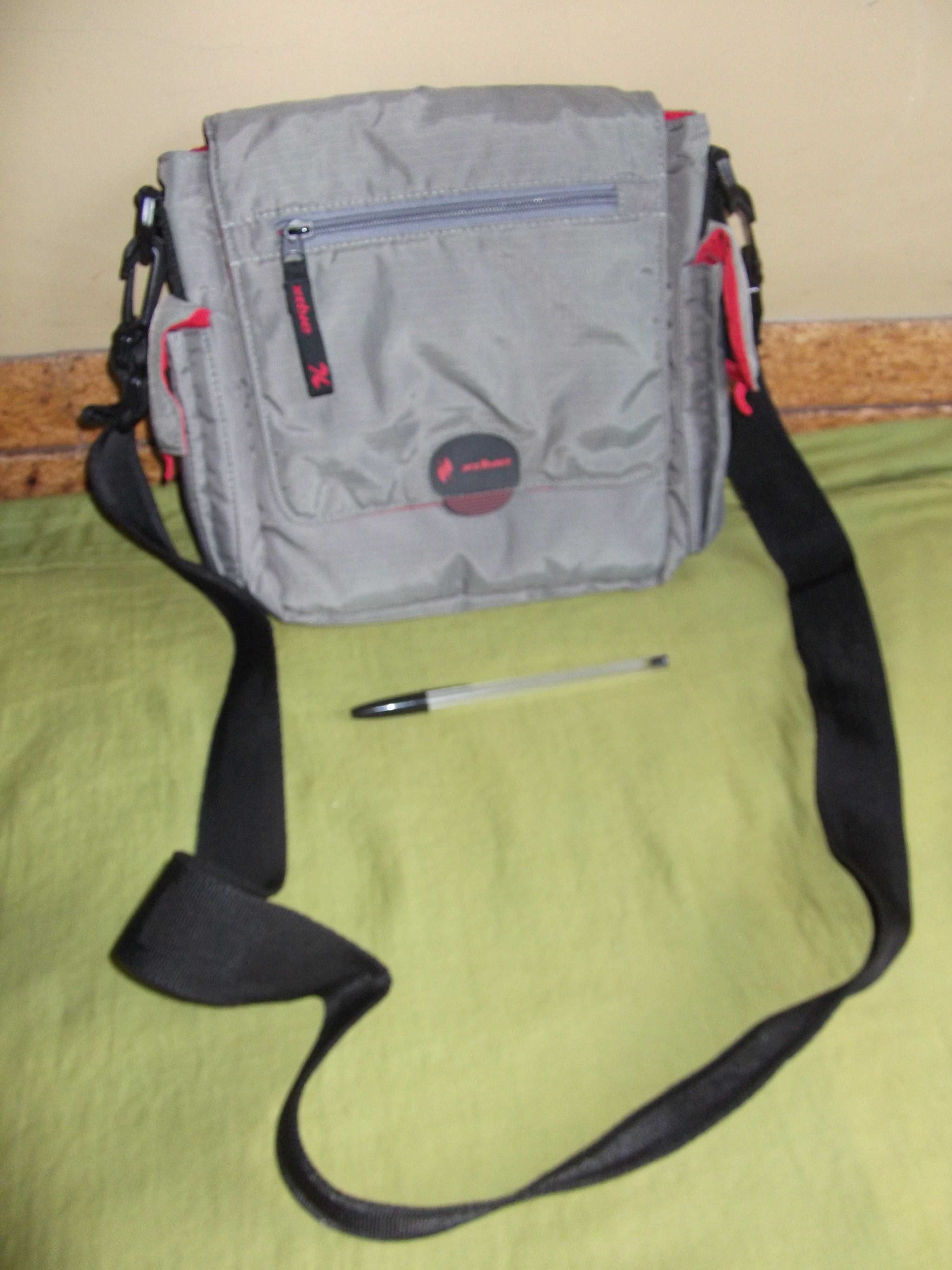 Bolsa pequena impermeável cinza /Gray waterproof small bag - PULL&BEAR