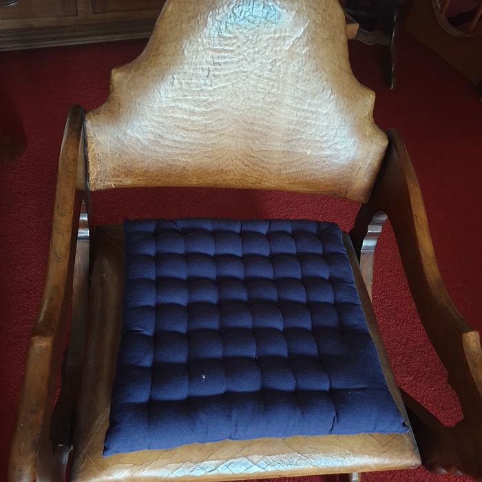 Cadeiras com braços e couro