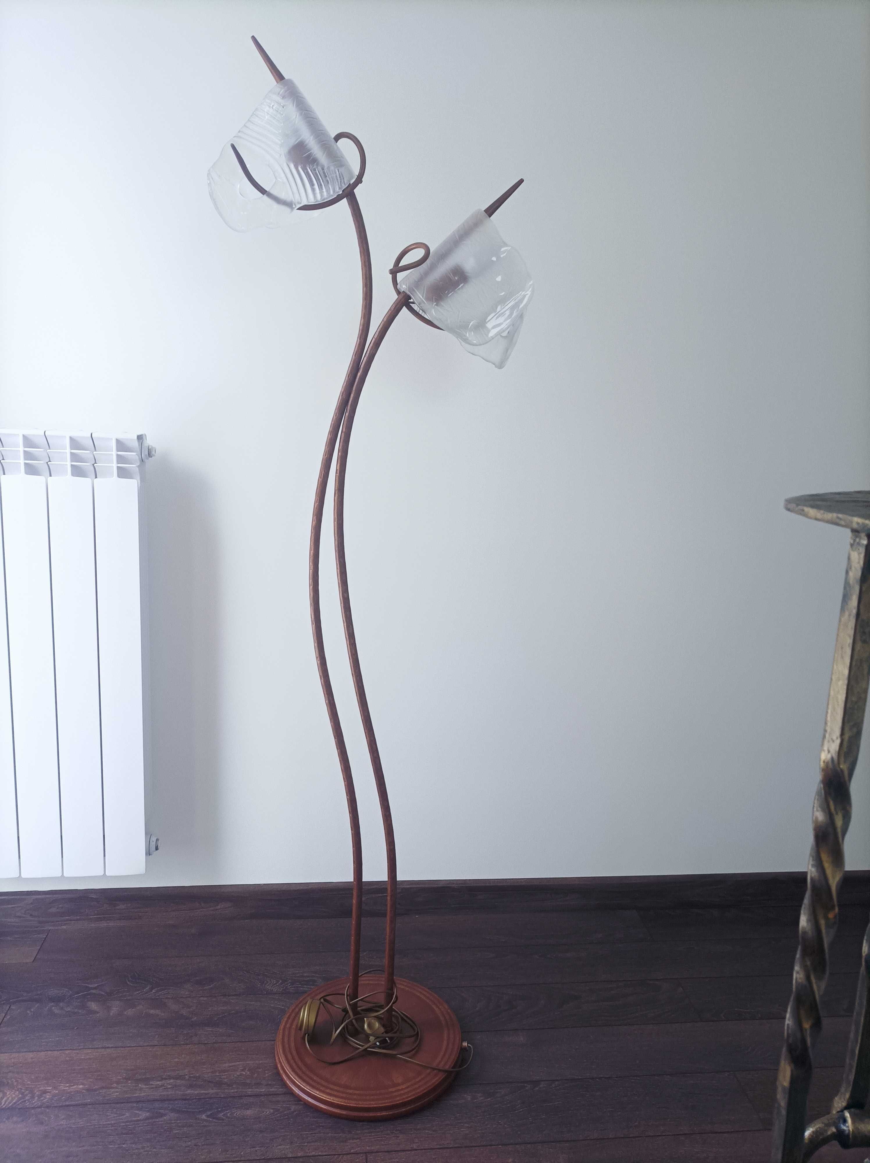 Lampa stojąca z kloszem szklanym
