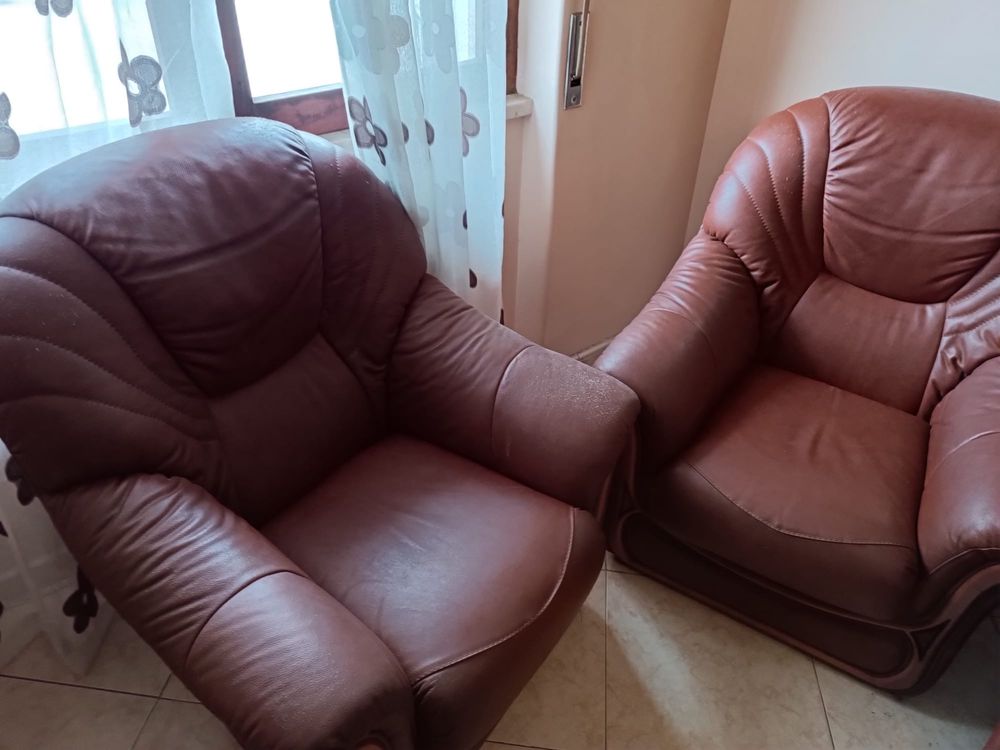 Sofa cama de couro + duas poutronas