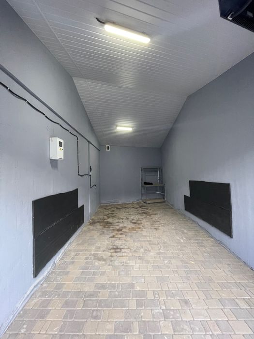 Продається гараж у дворі котеджного будинку із закритою територією.