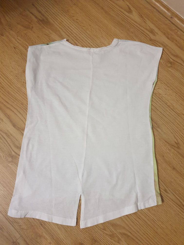 Letnia bluzeczka dziewczęca biała z modną aplikacją z przodu