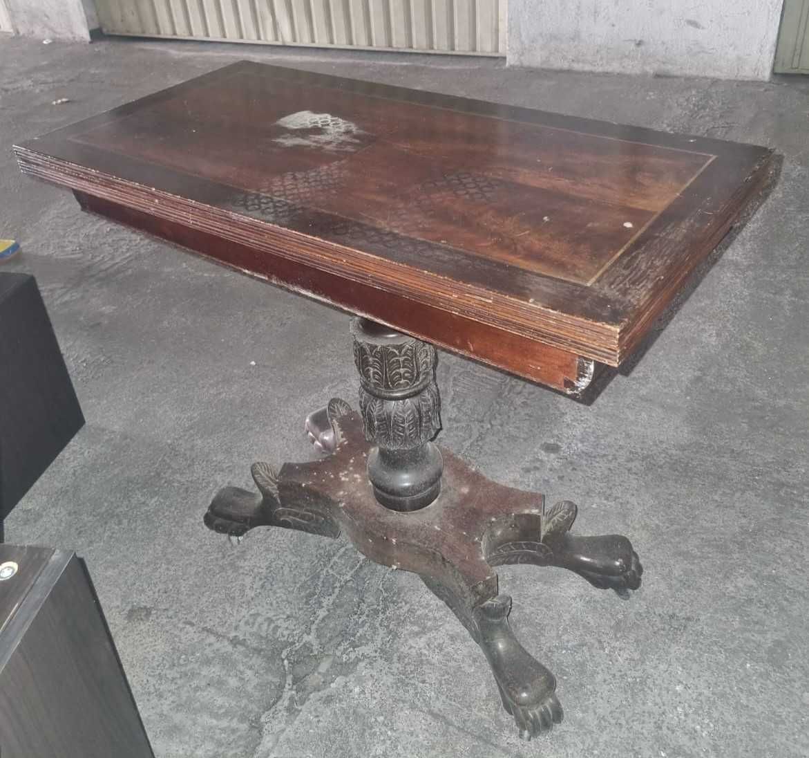 Mesa de jogos em madeira