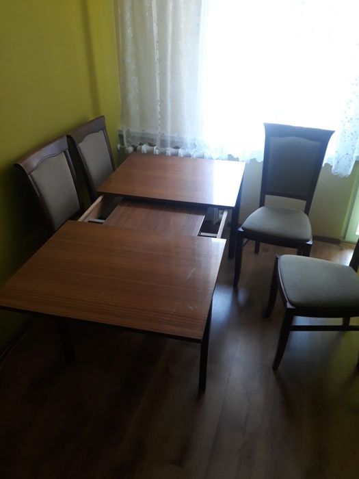 4 krzesła plus rozkładany duży stół