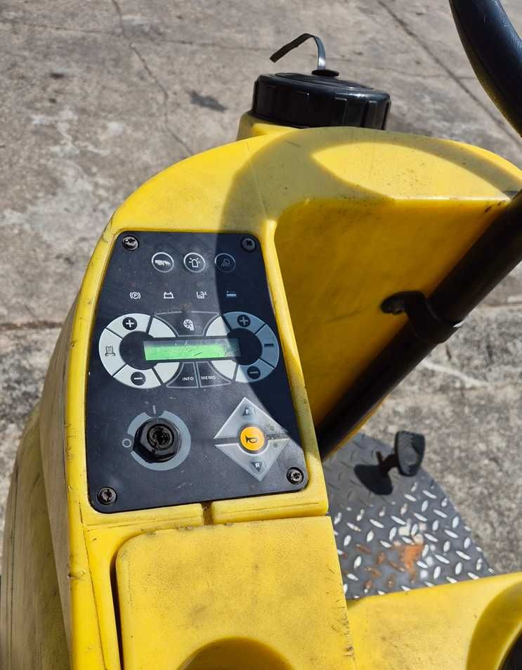 Szorowarka myjka elektryczna do podłóg powierzchni Karcher Br 140 R