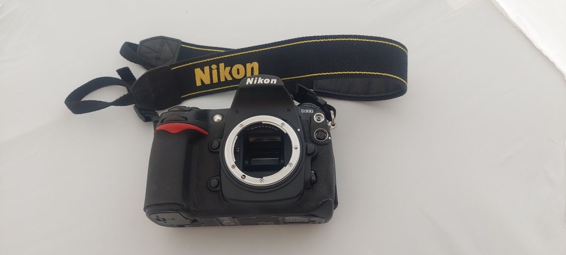Nikon D 3000 com duas baterias originals