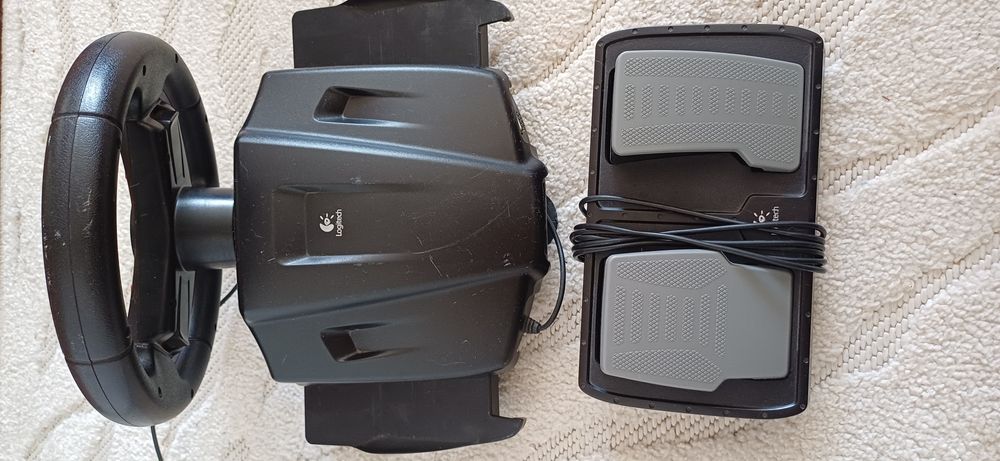 Руль Logitech с педалями