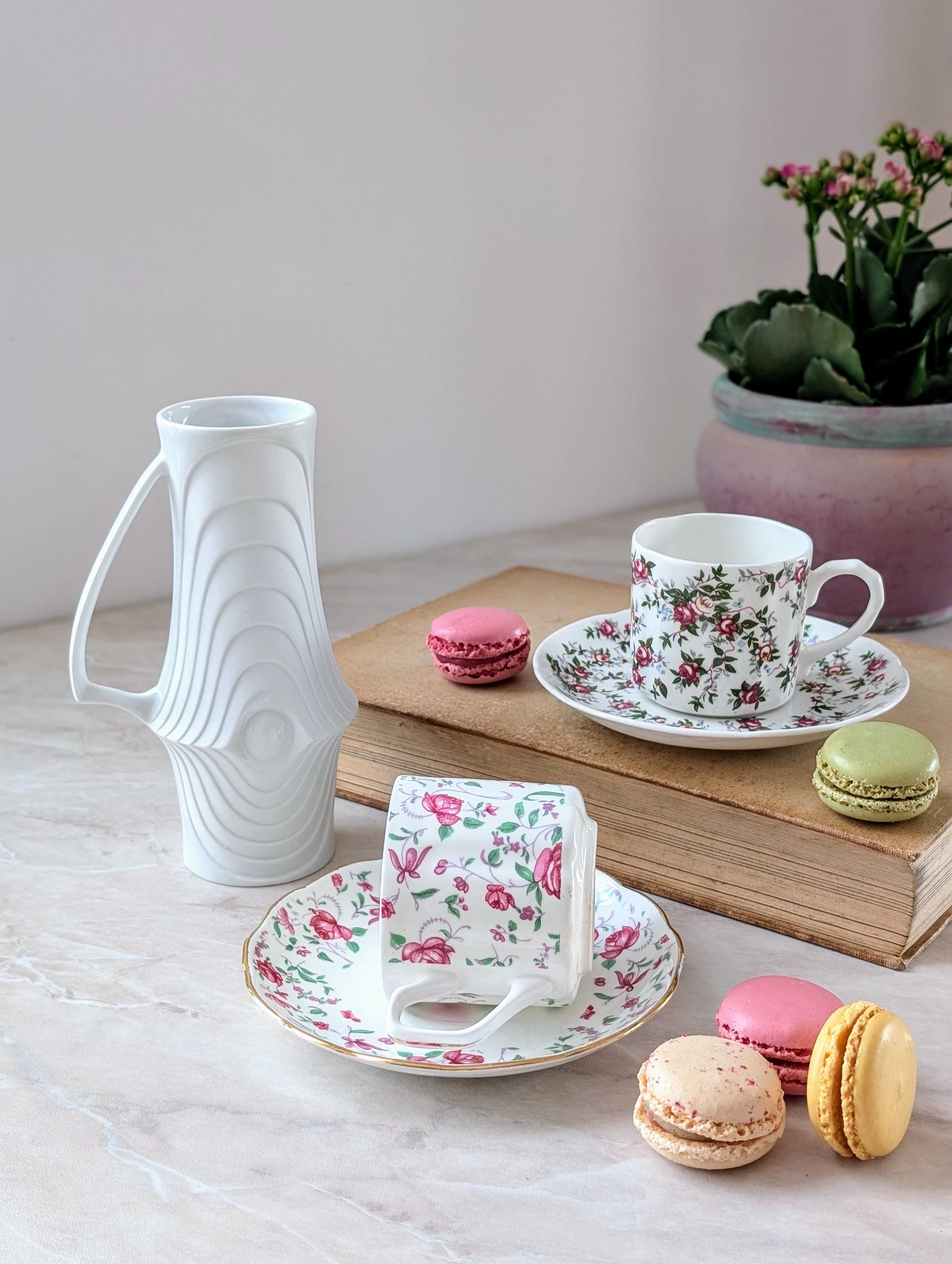 Duo angielska porcelana w gęsto ułożone motywy kwiatowe