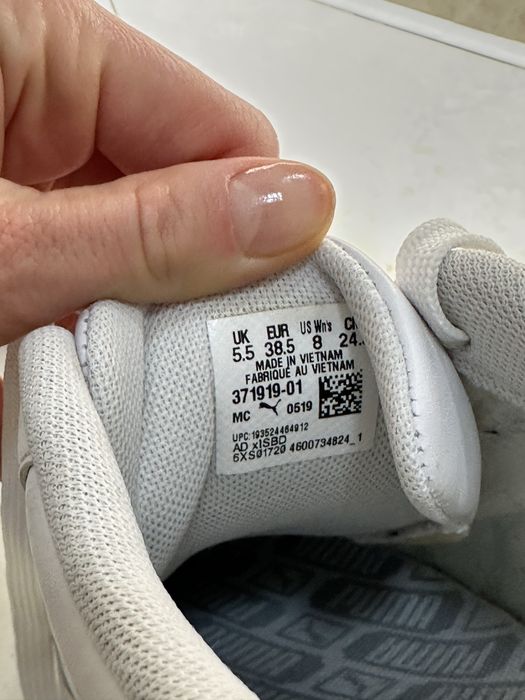 Білі жіночі кросівки Puma