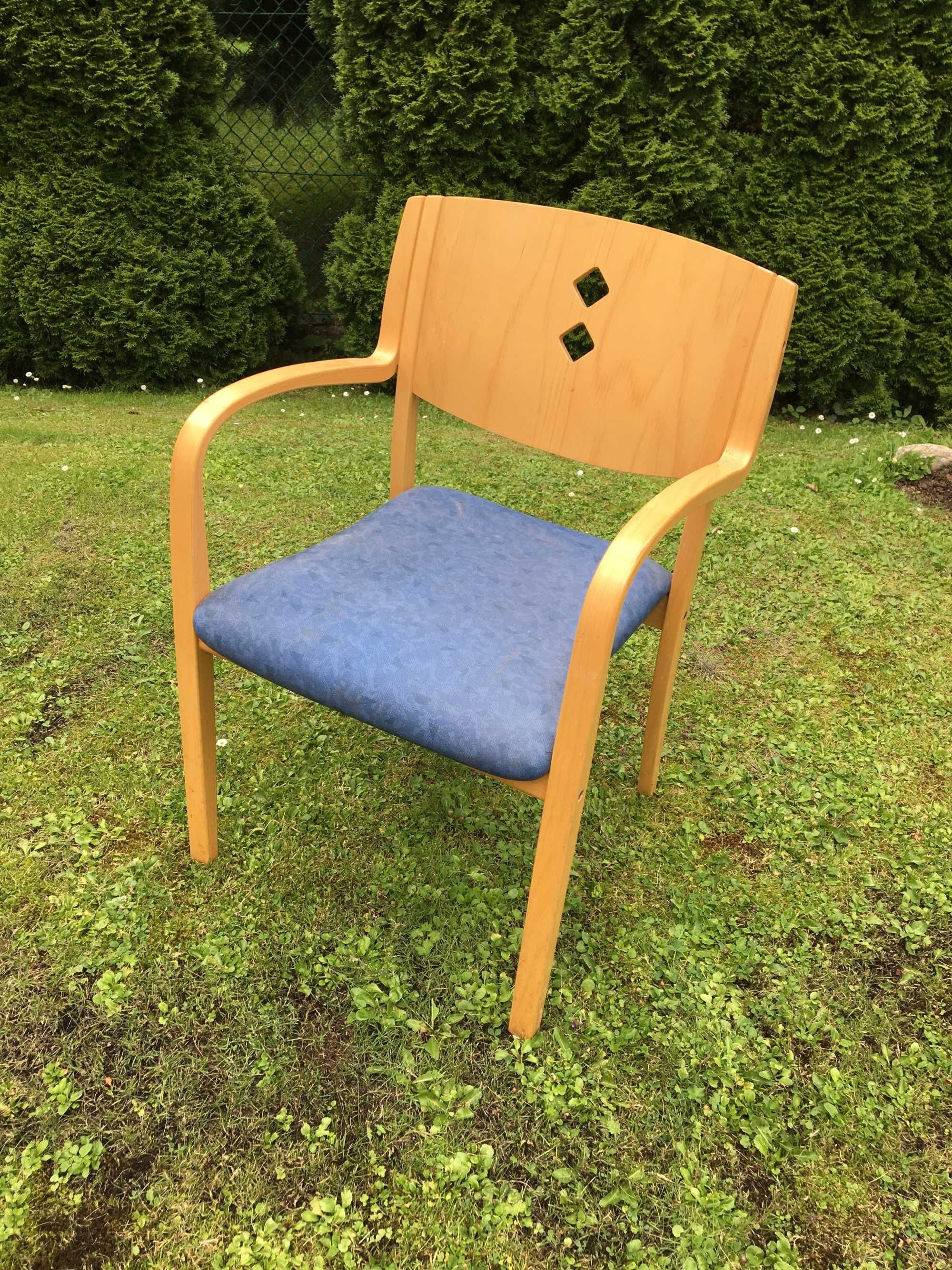 4 krzesła ze sklejki sztaplowane