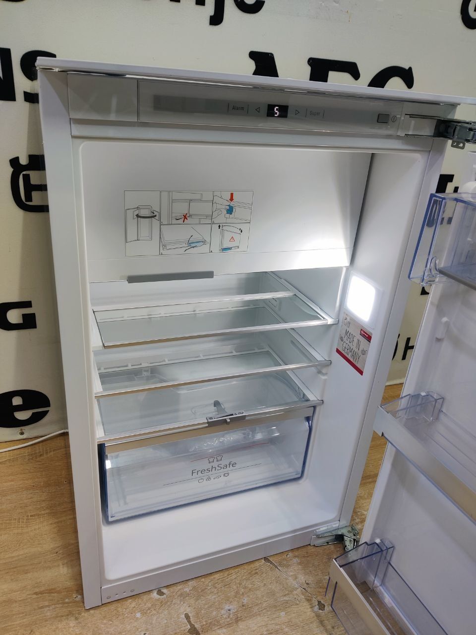 Вбудований холодильник NEFF™ пенального типу. Під стільницю. GERMANY