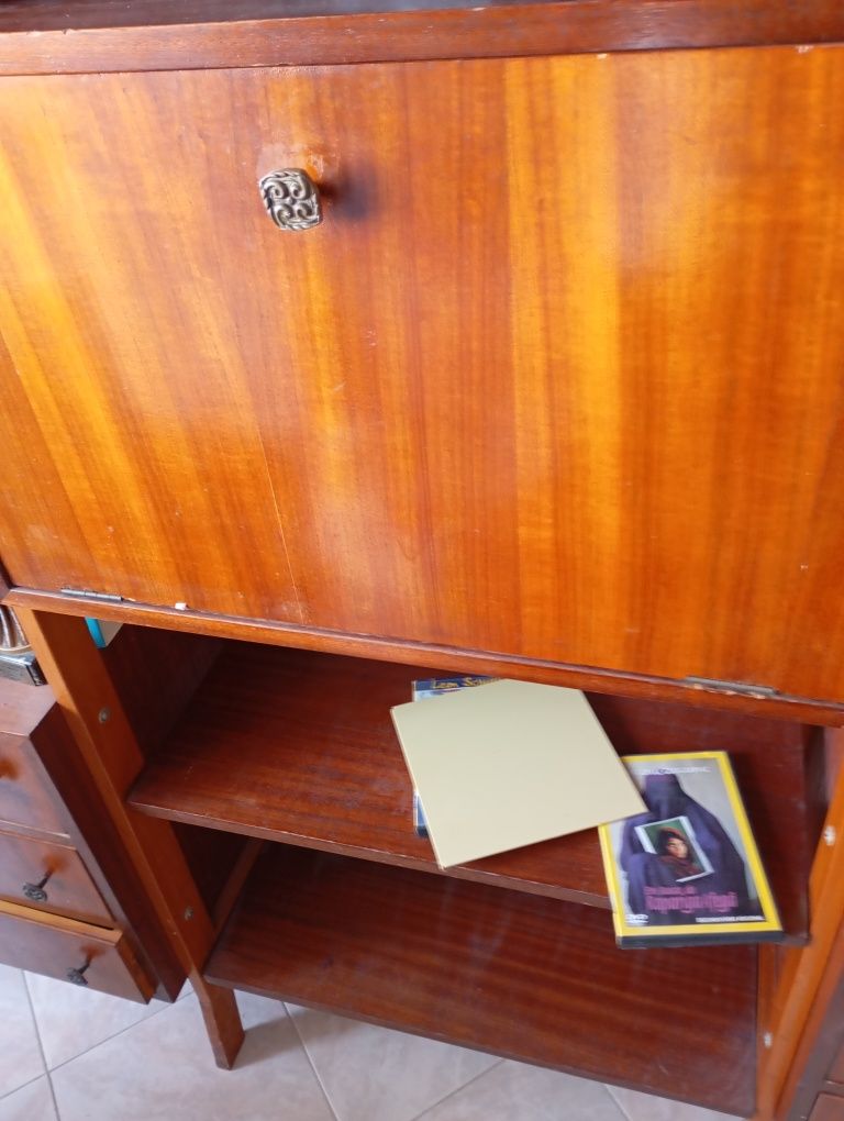Antigo móvel de sala ceregeira