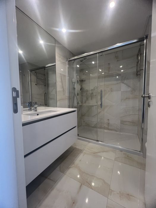 Apartamento na 1.ª linha com garagem e piscina