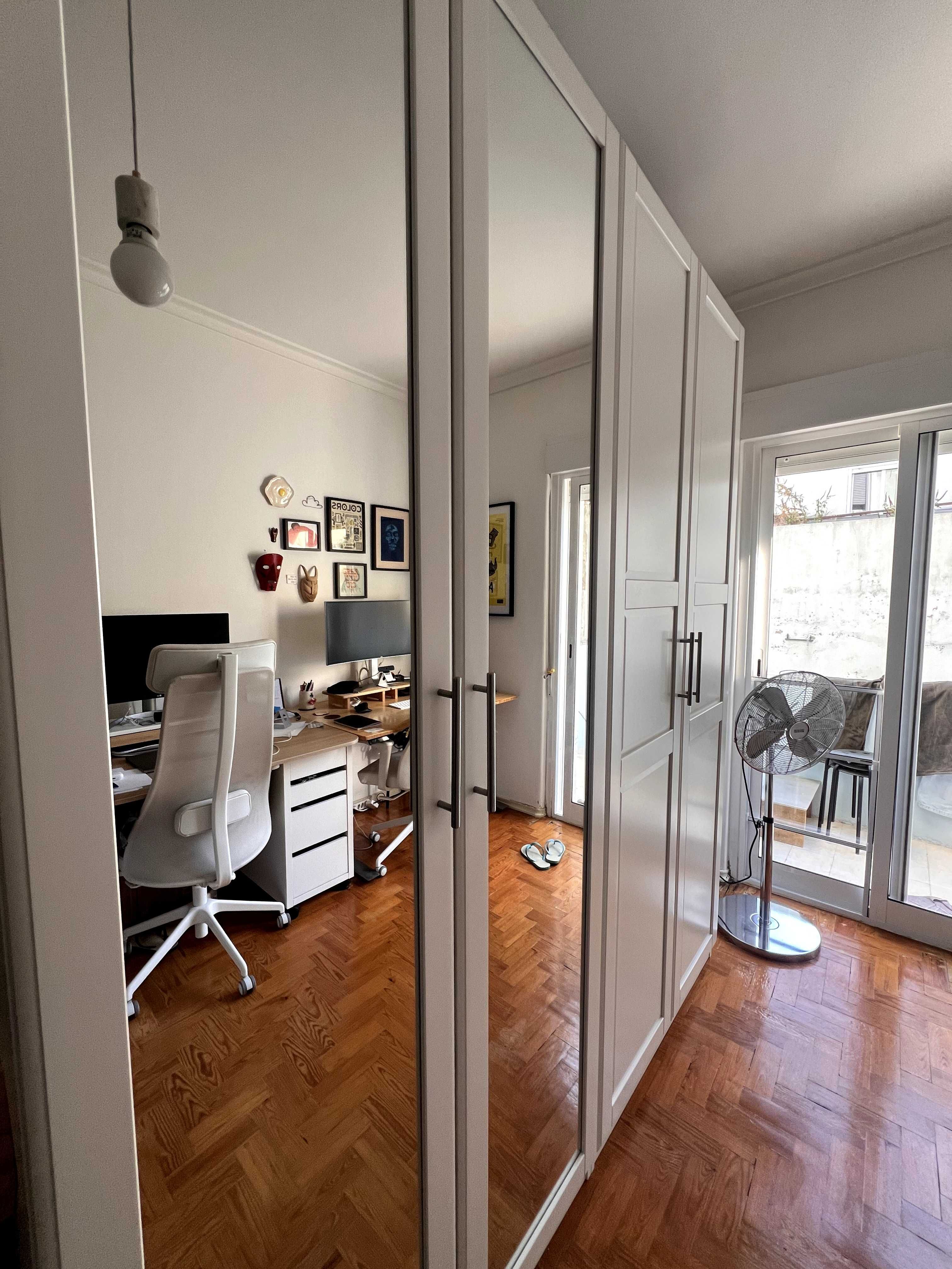 Roupeiro Branco PAX Ikea com portas de espelho