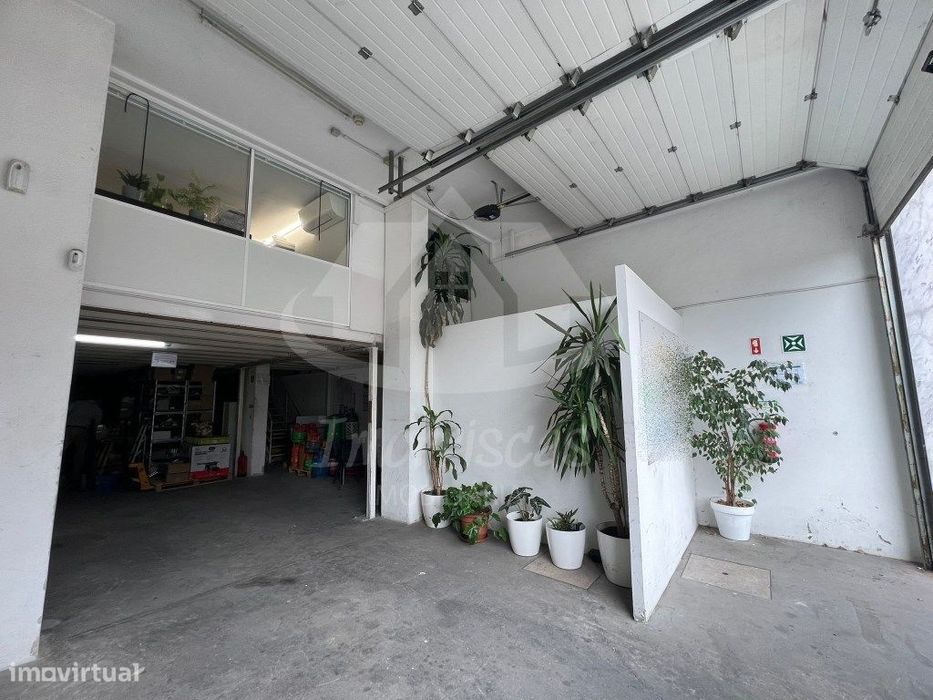 Armazém com localização de excelência junto à N10 no Forte da Casa
