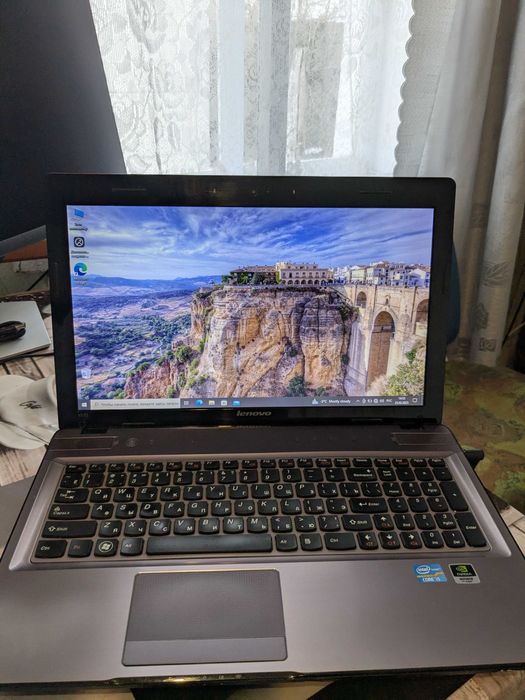 Lenovo IdeaPad Y570_Стильний дизайн_Алюмінієва поверхня клавіатури