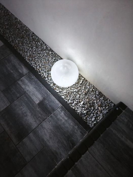 Lampa całoroczna solarna ogrodowa wbijana ozdobna LED wysoka 73 cm