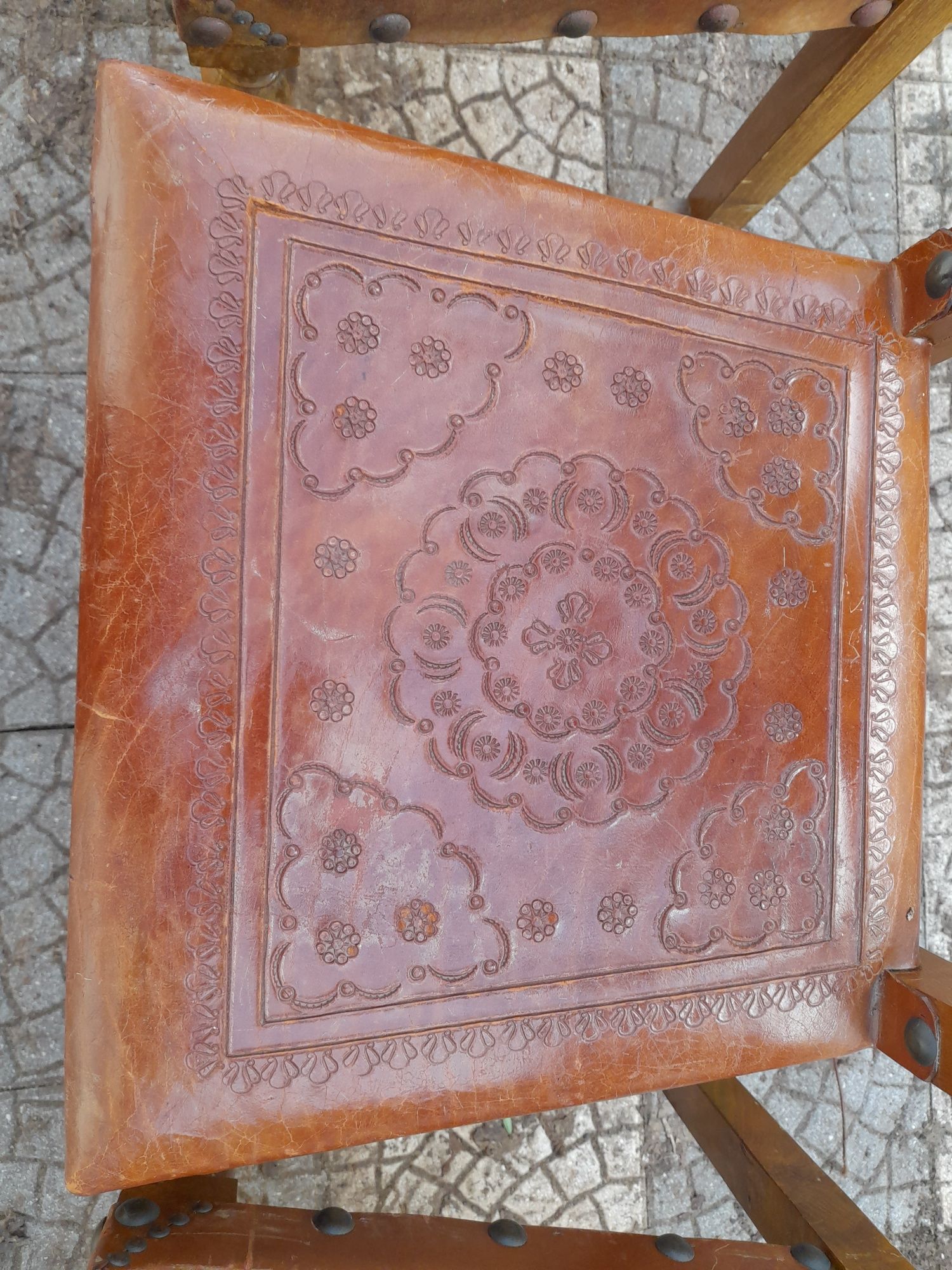5 cadeiras vintage em madeira maciça e pele
