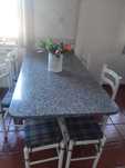 Mesa de cozinha com 4 cadeiras e 2 bancos