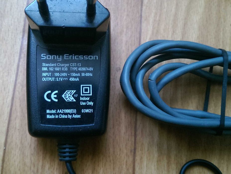 Лот :  Навушники/Гарнітура/Зарядне/USB шнур до телефону Sony Ericsson.