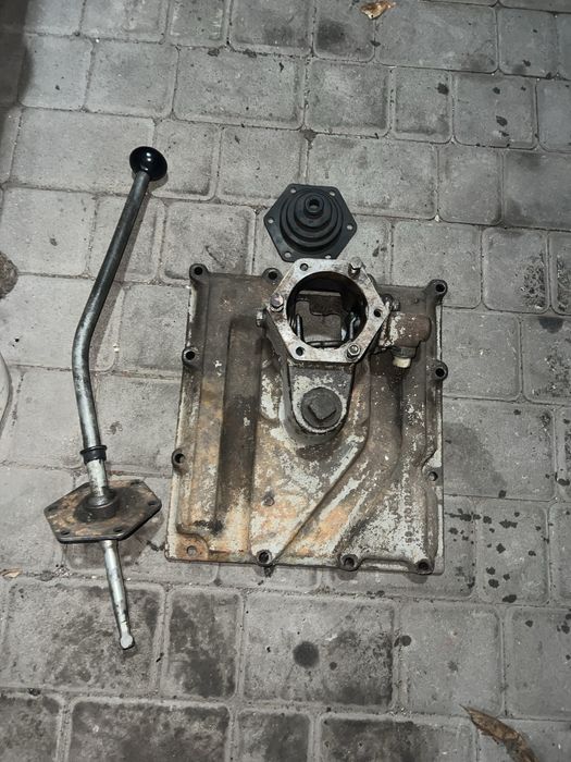 Продам кришку коробки передач з ричагом посередені до трактора МТЗ 80