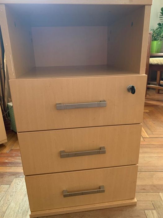 Продам меблі офісні