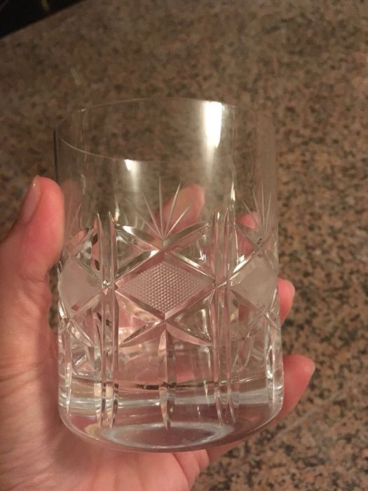 Cristaleira com 48 copos + garrafa de cristal