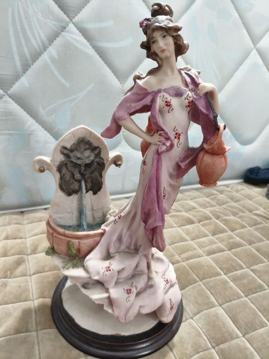 Estatueta em barro pintado