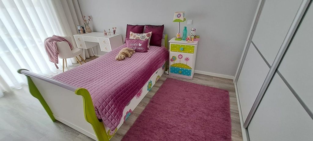 Conjunto Cama, Cómoda e Mesa de Cabeceira