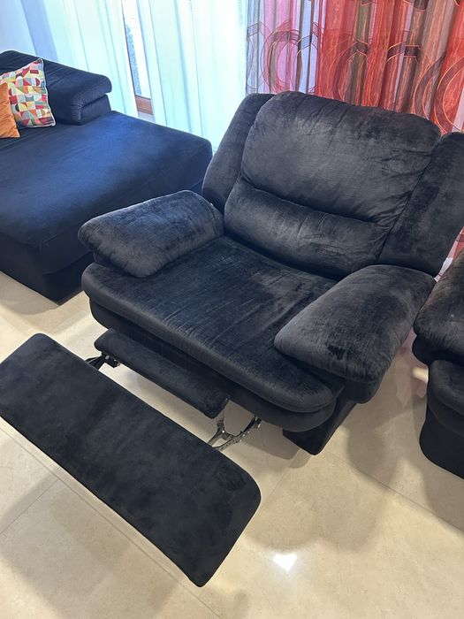 Sofás reclináveis confortáveis em veludo preto