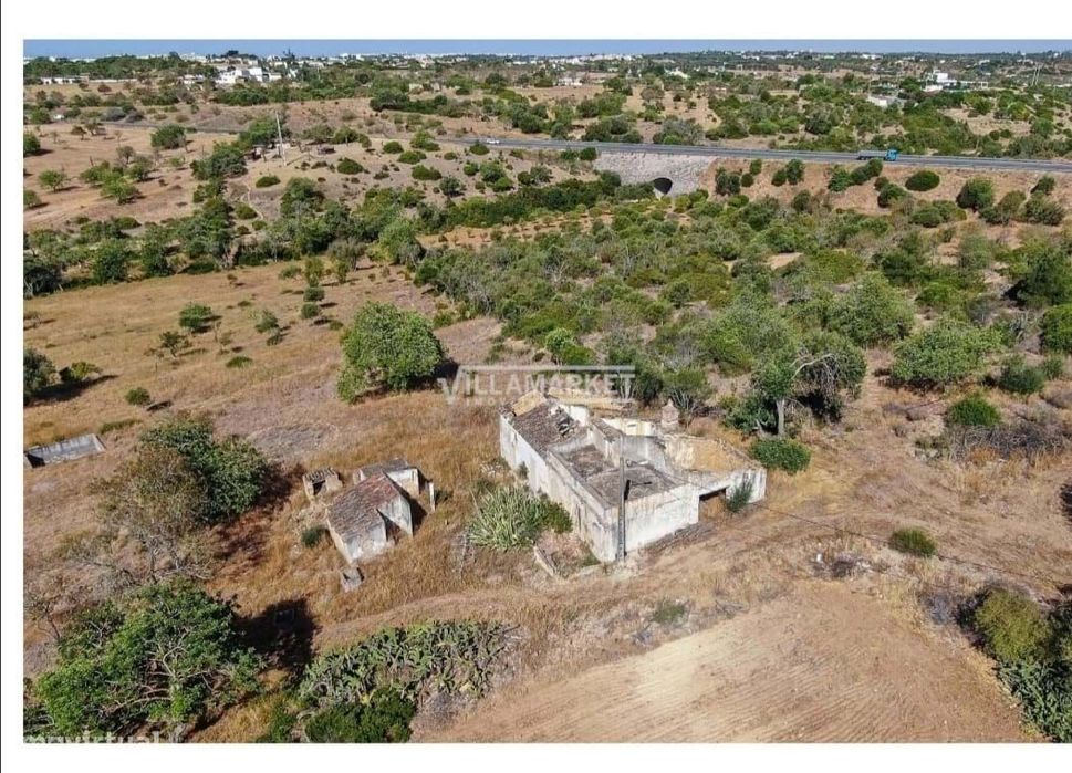 Fantástica Ruína Com 18440 M2 De Terreno Situada Em Quelfes, Ria Formo
