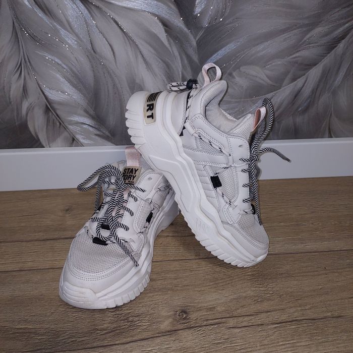 Кросівки білі, свої, НЕ секонд