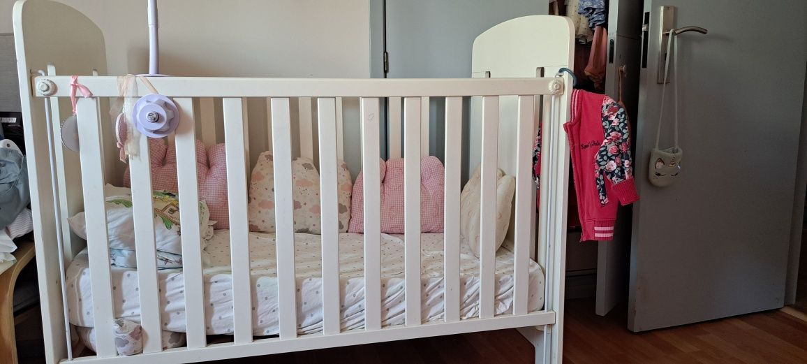 Cama de bebé  marca micuna