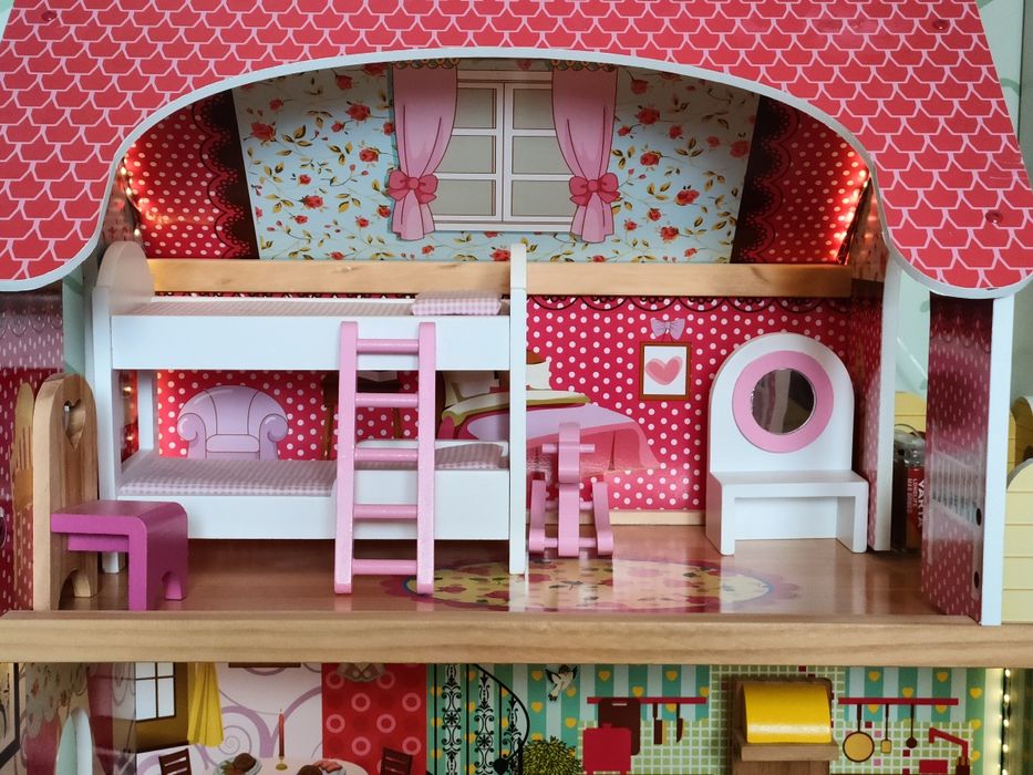 Drewniany domek z oświetleniem