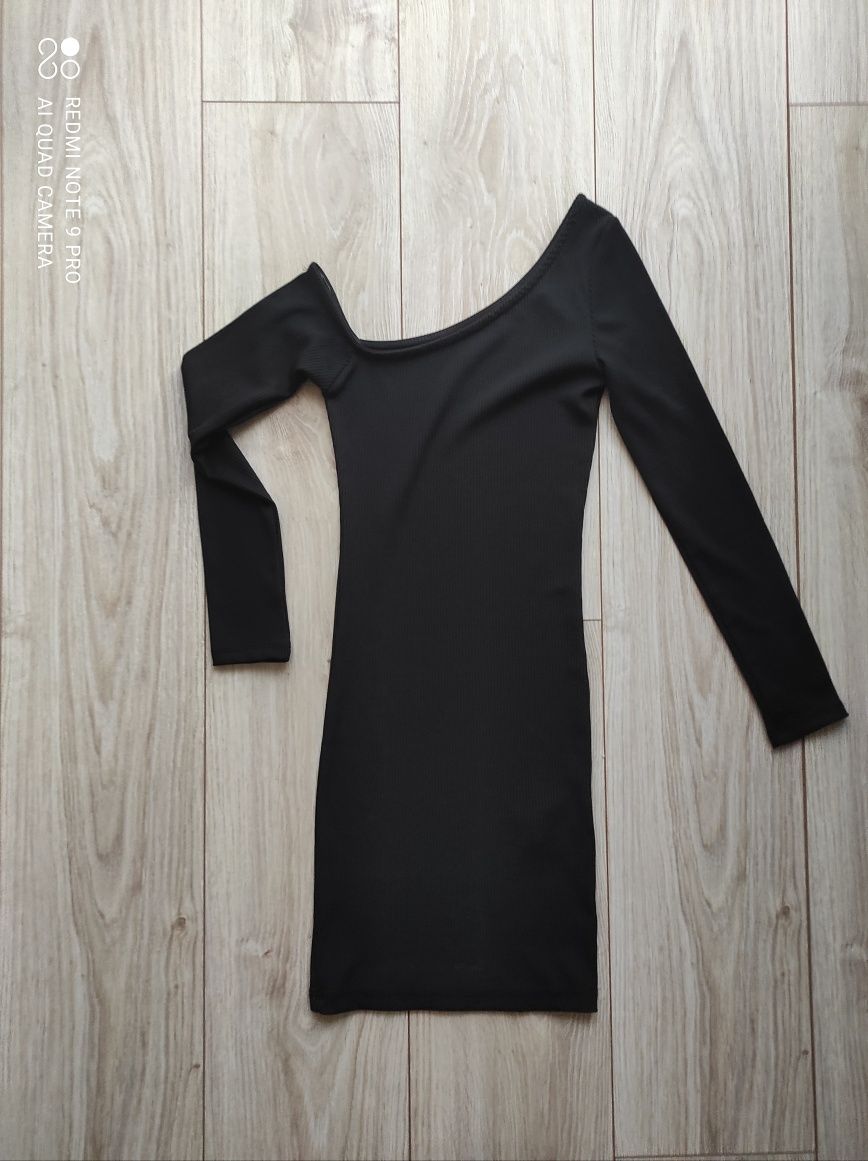 Czarna sukienka z długimi rękawami