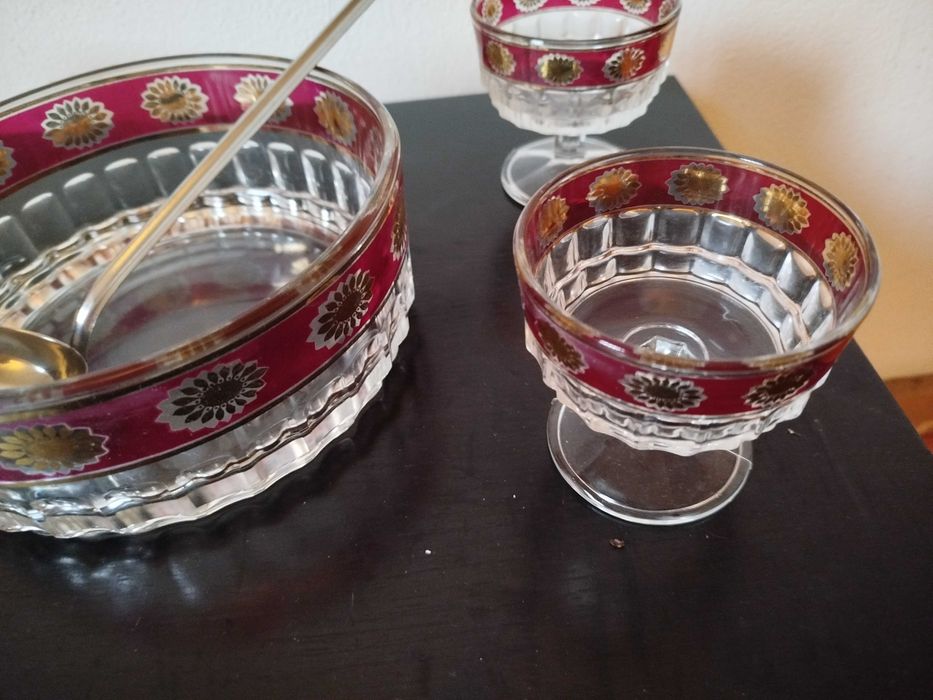 Conjunto de saladeiras com colher e seis taças pequenas